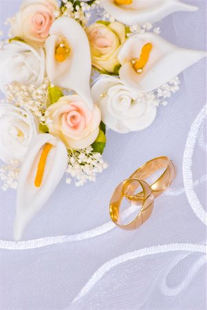 simsearch:400-05216412,k - wedding rings and flowers decorations over bridal veil Photographie de stock - Aubaine LD & Abonnement, Code: 400-05130251