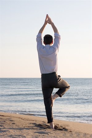 simsearch:400-04790531,k - Businessman doing yoga on the beach Foto de stock - Royalty-Free Super Valor e Assinatura, Número: 400-05130416