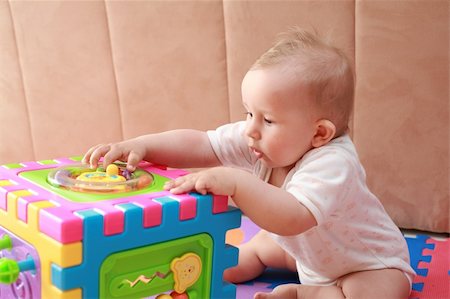 simsearch:400-04162652,k - Portrait of cute newborn playing with toys Stockbilder - Microstock & Abonnement, Bildnummer: 400-05131768