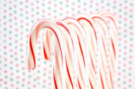 simsearch:400-04259407,k - Row of Candy Canes on Red and Green Dotted Background Stock Photo - Budget Royalty-Free & Subscription, Code: 400-05132045
