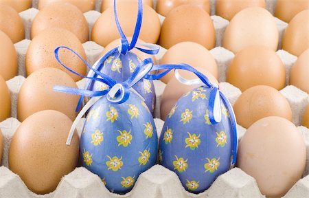 three blue easter eggs among a lot of common ones Foto de stock - Royalty-Free Super Valor e Assinatura, Número: 400-05132234