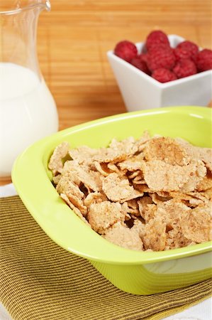 simsearch:400-04416748,k - A bowl of cornflakes, milk and raspberries on bamboo mat Stock Photo - Budget Royalty-Free & Subscription, Code: 400-05133825