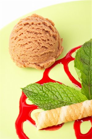 simsearch:400-04047896,k - Delicious chocolate ice cream with syrup in green plate. Shallow depth of field Foto de stock - Super Valor sin royalties y Suscripción, Código: 400-05133898