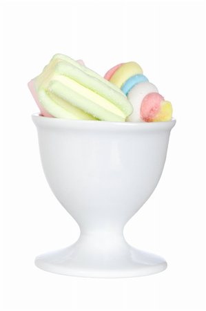 simsearch:400-04781520,k - Marshmallows in the bowl isolated on white background Photographie de stock - Aubaine LD & Abonnement, Code: 400-05133910