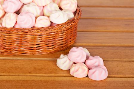 simsearch:859-03038099,k - Pink marshmallows in the basket on wooden background Stockbilder - Microstock & Abonnement, Bildnummer: 400-05133912