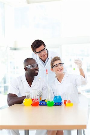 simsearch:6102-03827332,k - Science students examining a test-tube Foto de stock - Royalty-Free Super Valor e Assinatura, Número: 400-05145050