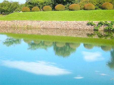 simsearch:400-07515418,k - Japanese lake with stone wall and garden Foto de stock - Super Valor sin royalties y Suscripción, Código: 400-05145415
