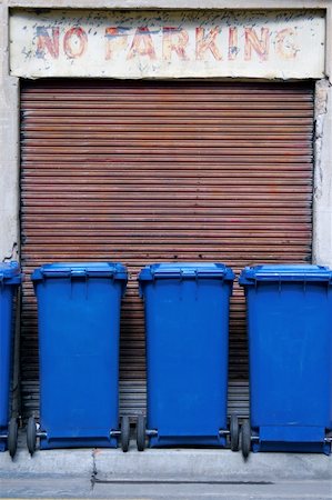 simsearch:400-09153165,k - Blue garbage bins in a row Photographie de stock - Aubaine LD & Abonnement, Code: 400-05146232