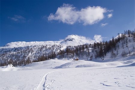 icy alpine lake landscape full of snow with a small village on the top; Alps, Italy Foto de stock - Royalty-Free Super Valor e Assinatura, Número: 400-05146868