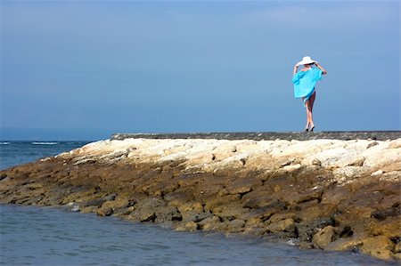 simsearch:400-04127640,k - Brunette girl in white hat standing alone on the pier Photographie de stock - Aubaine LD & Abonnement, Code: 400-05147292