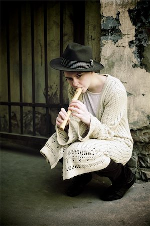 flutist (female) - Young girl in a hat playing flute on the street Photographie de stock - Aubaine LD & Abonnement, Code: 400-05147771