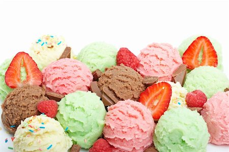 Delicious ice cream balls and sliced strawberry. Shallow depth of field Foto de stock - Super Valor sin royalties y Suscripción, Código: 400-05147798