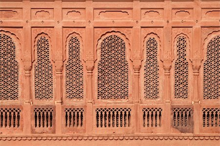 red fort - Elaborately carved red sandstone windows of Junagarh Fort, Bikaner, Rajasthan, India Foto de stock - Super Valor sin royalties y Suscripción, Código: 400-05147813