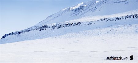 simsearch:400-05140080,k - Three snowmobiles and a winter landscape with mountain Fotografie stock - Microstock e Abbonamento, Codice: 400-05140077