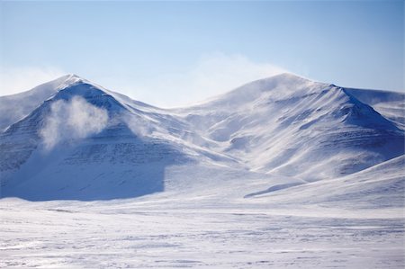 simsearch:400-05361275,k - A mountain with blowing snow in a winter landscape Foto de stock - Super Valor sin royalties y Suscripción, Código: 400-05140078
