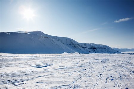 simsearch:400-05140122,k - A beautiful winter landscape with a mountain and deep blue sky Photographie de stock - Aubaine LD & Abonnement, Code: 400-05140079
