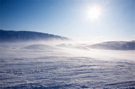 simsearch:400-05140080,k - A winter landscape with a mountain and blue sky Fotografie stock - Microstock e Abbonamento, Codice: 400-05140081