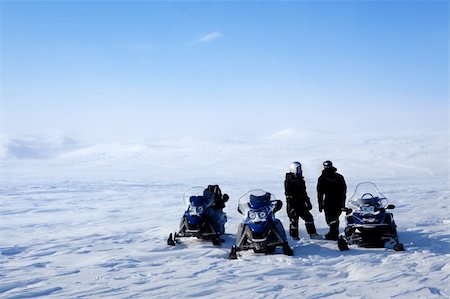 simsearch:400-05140080,k - A barren winter landscape with a group of people on a snowmobile expedition Fotografie stock - Microstock e Abbonamento, Codice: 400-05140143