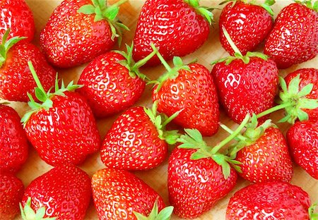 simsearch:400-04812854,k - Top view of fresh ripe strawberries Photographie de stock - Aubaine LD & Abonnement, Code: 400-05141461