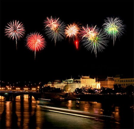 simsearch:400-06330815,k - The night view of the beautiful Prague City along the River Vltava Stock Photo - Budget Royalty-Free & Subscription, Code: 400-05142053