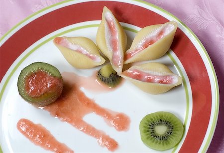 Pasta shells with kiwi fruit and cheese Stockbilder - Microstock & Abonnement, Bildnummer: 400-05142310