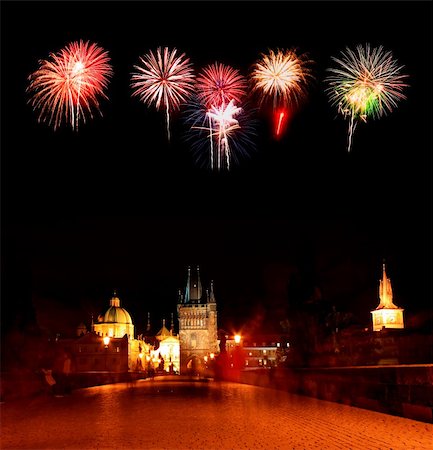 simsearch:400-06330815,k - The night view of the beautiful Prague City along the River Vltava Foto de stock - Super Valor sin royalties y Suscripción, Código: 400-05142566