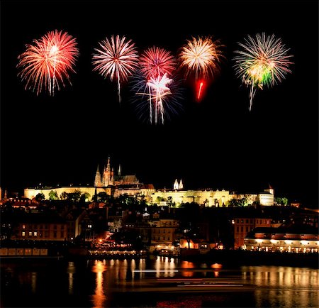 simsearch:400-06330815,k - The night view of the beautiful Prague City along the River Vltava Stock Photo - Budget Royalty-Free & Subscription, Code: 400-05142569