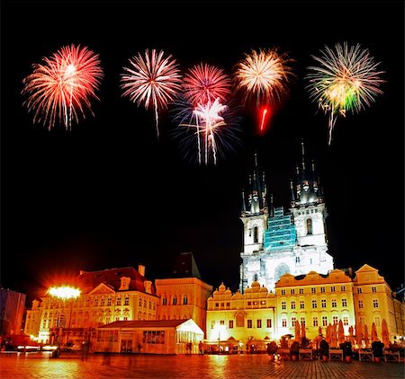 simsearch:400-06330815,k - The night view of the beautiful Prague City along the River Vltava Foto de stock - Super Valor sin royalties y Suscripción, Código: 400-05142577