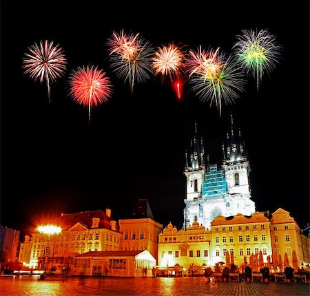 simsearch:400-06330815,k - The night view of the beautiful Prague City along the River Vltava Foto de stock - Super Valor sin royalties y Suscripción, Código: 400-05142578