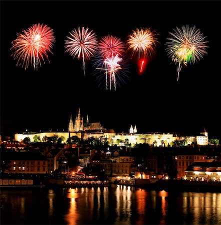 simsearch:400-06330815,k - The night view of the beautiful Prague City along the River Vltava Stock Photo - Budget Royalty-Free & Subscription, Code: 400-05142571
