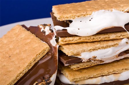 warm freshly home made smores on a white plate Stock Photo - Budget Royalty-Free & Subscription, Code: 400-05143517