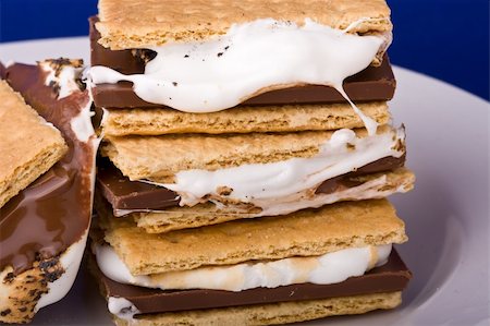 warm freshly home made smores on a white plate Stock Photo - Budget Royalty-Free & Subscription, Code: 400-05143519