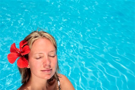 simsearch:400-05215932,k - Woman sunbathing by blue swimming pool Foto de stock - Super Valor sin royalties y Suscripción, Código: 400-05143733