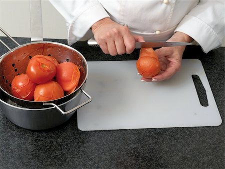 Chef is peeling bolied tomatos Foto de stock - Super Valor sin royalties y Suscripción, Código: 400-05154648