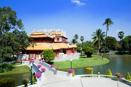 summer palace - The Royal Residence (Phra Thinang) of the Thai Royal Summer Palace of Bang Pa-In, near Ayutthaya and Bangkok. Foto de stock - Super Valor sin royalties y Suscripción, Código: 400-05156443