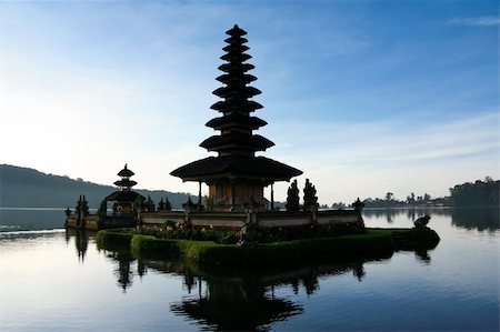 donsimon (artist) - Pura Ulun Danu temple on lake brataan, bali, indonesia Foto de stock - Super Valor sin royalties y Suscripción, Código: 400-05157701