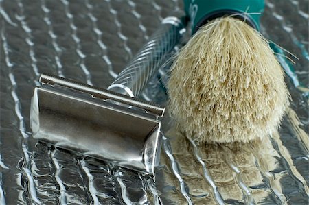 simsearch:700-06808770,k - old historic razor and a brush for shaving foam on silver reflective background Stockbilder - Microstock & Abonnement, Bildnummer: 400-05158890