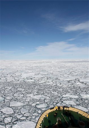 View of Antarctica from the bow of a Russian icebreaker on Antarctica Foto de stock - Super Valor sin royalties y Suscripción, Código: 400-05159932