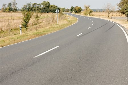 simsearch:400-05242063,k - Empty road turning in a rural area Photographie de stock - Aubaine LD & Abonnement, Code: 400-05150206