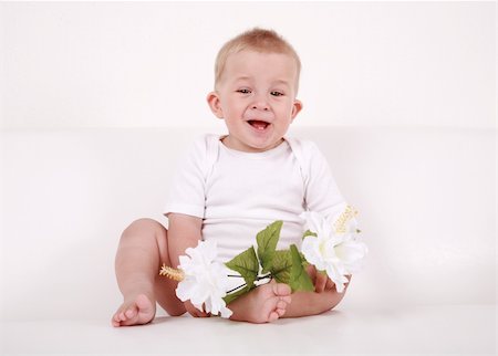 simsearch:400-04161658,k - Portrait of cute newborn smiling with flowers Fotografie stock - Microstock e Abbonamento, Codice: 400-05150353