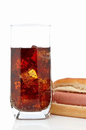 simsearch:400-03968329,k - A hot dog and soda glass isolated on white background. Shallow depth of field Fotografie stock - Microstock e Abbonamento, Codice: 400-05150383