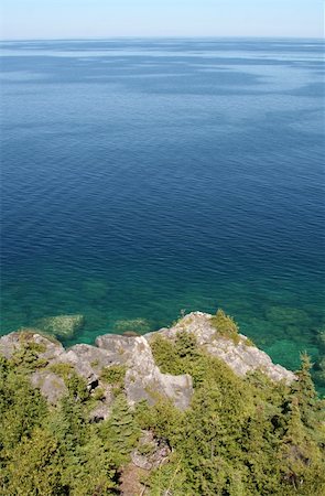 The view from a top the cliffs at Georgian Bay in  Bruce Peninsula National Park in Ontario, Canada. Foto de stock - Royalty-Free Super Valor e Assinatura, Número: 400-05150811