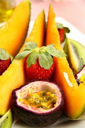 simsearch:400-06880740,k - Strawberries and passionfruit with wedges of cantaloupe. Foto de stock - Super Valor sin royalties y Suscripción, Código: 400-05150870