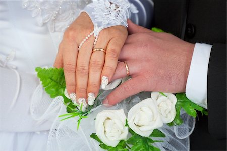 simsearch:400-04923739,k - Hands of a newly-married couple with wedding rings against a bunch of flowers Foto de stock - Super Valor sin royalties y Suscripción, Código: 400-05151060
