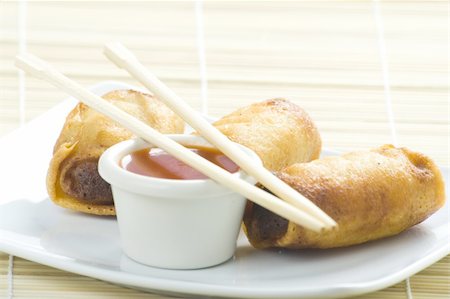 simsearch:400-03970927,k - delicious  spring rolls  traditional china cuisine isolated Foto de stock - Royalty-Free Super Valor e Assinatura, Número: 400-05151106