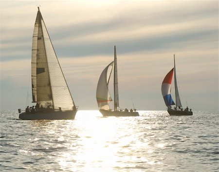 spinnaker - sailboats rounding a mark in a sunset race Photographie de stock - Aubaine LD & Abonnement, Code: 400-05151648