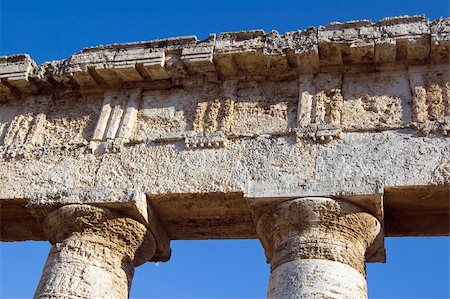 segesta - The Doric temple of Segesta (5th century BC, 6×14 columns); Sicily, Italy Foto de stock - Royalty-Free Super Valor e Assinatura, Número: 400-05151667