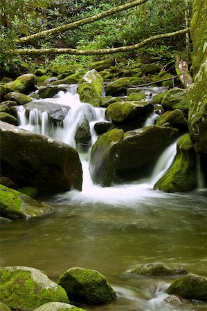 simsearch:400-05074728,k - nice scenic view of a waterfall with silky smooth water Foto de stock - Super Valor sin royalties y Suscripción, Código: 400-05152458