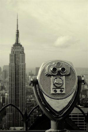 black and white manhattan photo, steel binoculars in foreground, empire state in background Photographie de stock - Aubaine LD & Abonnement, Code: 400-05152554