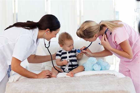 stethoscope girl and boy - Nurse and pediatrician attending to a baby in hospital Foto de stock - Super Valor sin royalties y Suscripción, Código: 400-05152936